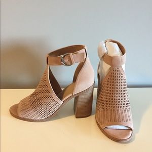 Marc Fisher Shoes - Marc Fisher block heel Vixen sandals nude 9.5 Marc Fisher Shoes - Marc Fisher block heel Vixen sandals nude 9.5